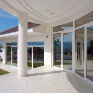 Grande maison avec de système minimaliste de portes et fenetres Cortizo Cor Vision